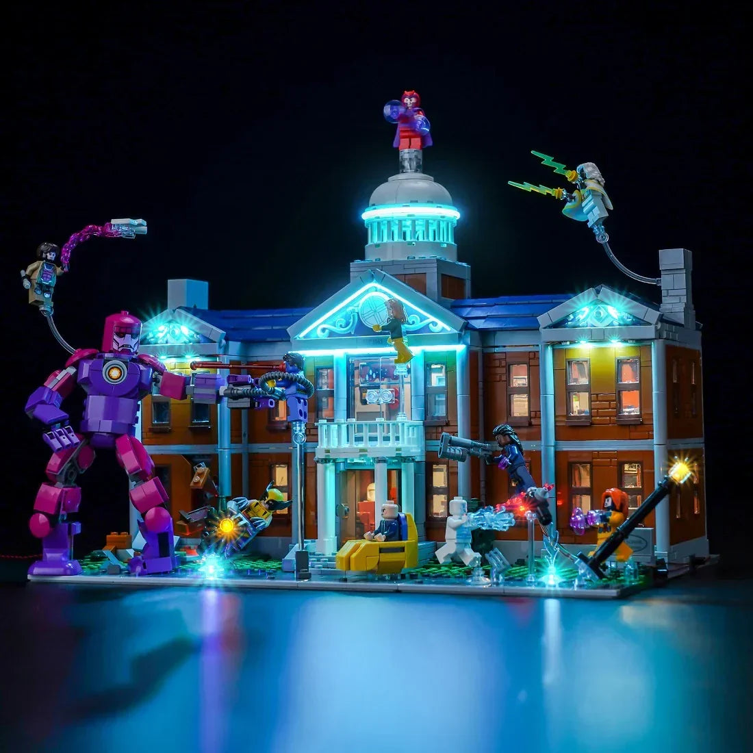 Lego X-Men Mansion mit Lichtern und mehreren Figuren, die kämpfen