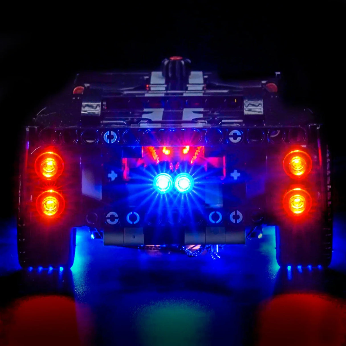 Rückansicht eines schwarzen Spielzeugautos mit leuchtenden roten und blauen Lichtern