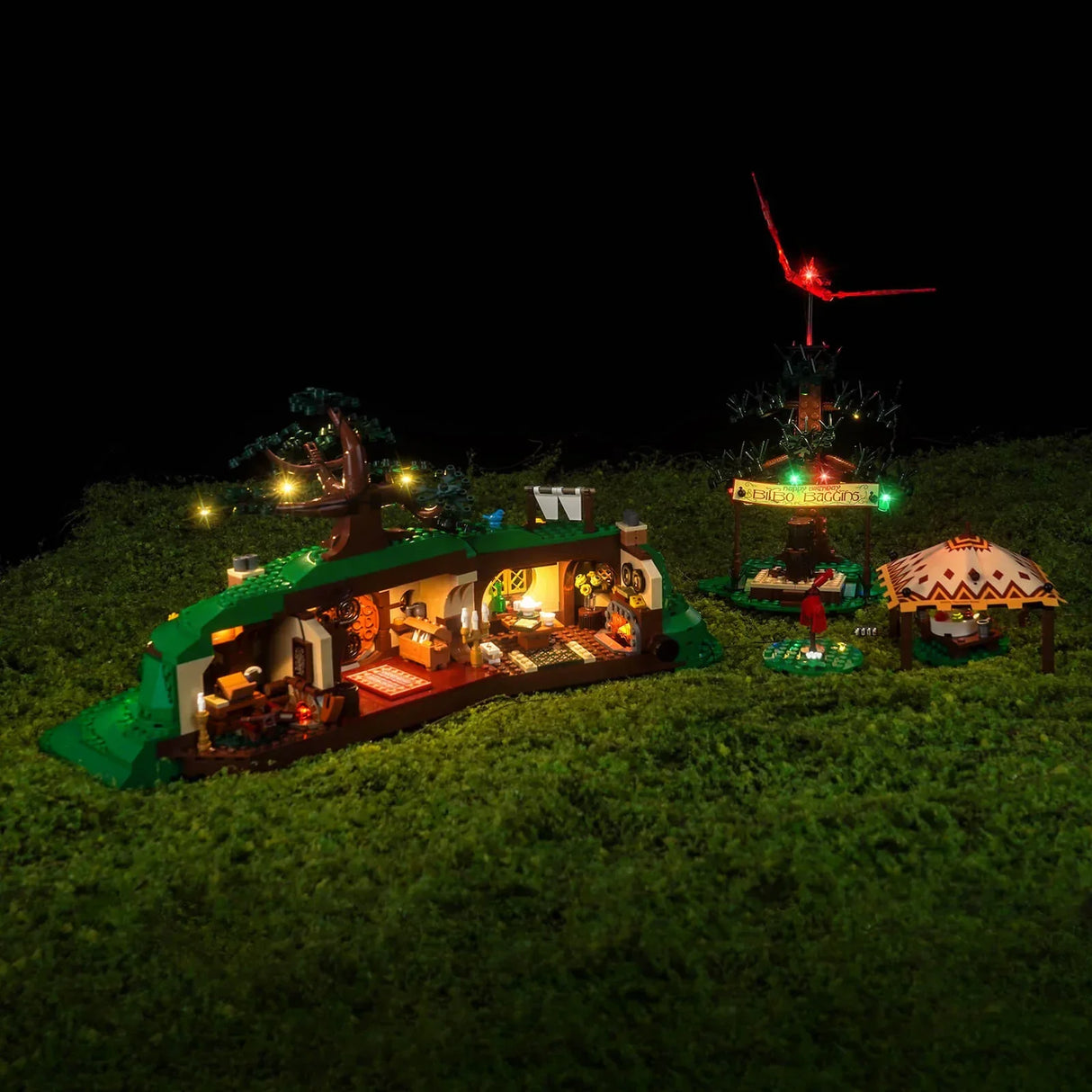 Beleuchtetes LEGO Auenland Set mit Bilbos Haus und Partybaum auf grünem Moos