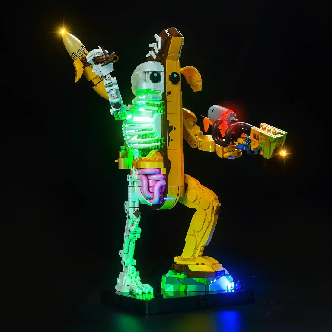 Leuchtendes Bananen-Skelett-Modell aus Legosteinen mit Waffen auf schwarzem Hintergrund