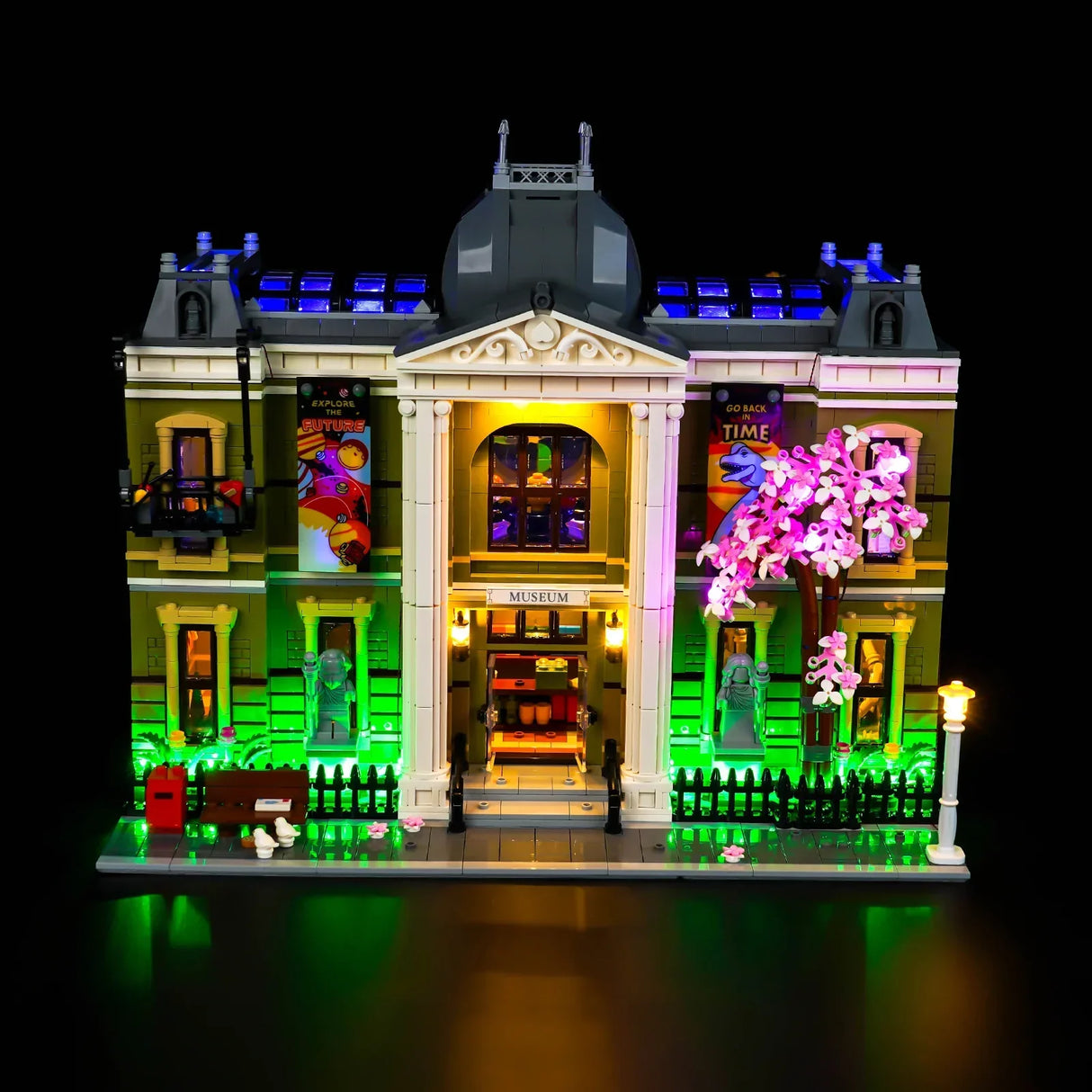 Beleuchtetes LEGO Museum mit grünen, blauen und rosa Lichtern