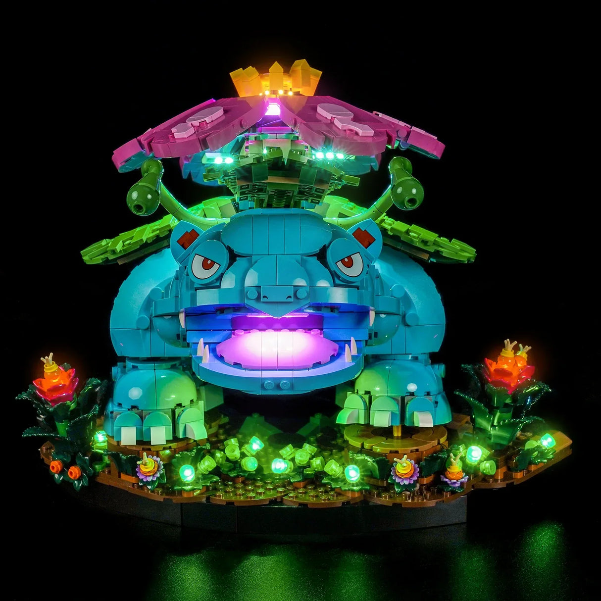 Beleuchtetes Lego-Modell von Venasaur mit leuchtenden Augen und Mund, umgeben von leuchtenden Pflanzen