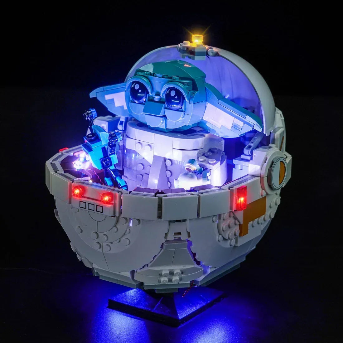Lego Star Wars Baby Yoda in schwebender Kapsel mit blauer und weißer Beleuchtung