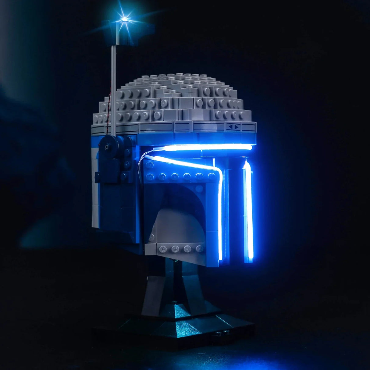 LEGO Star Wars Helm mit blauer LED-Beleuchtung auf schwarzem Hintergrund