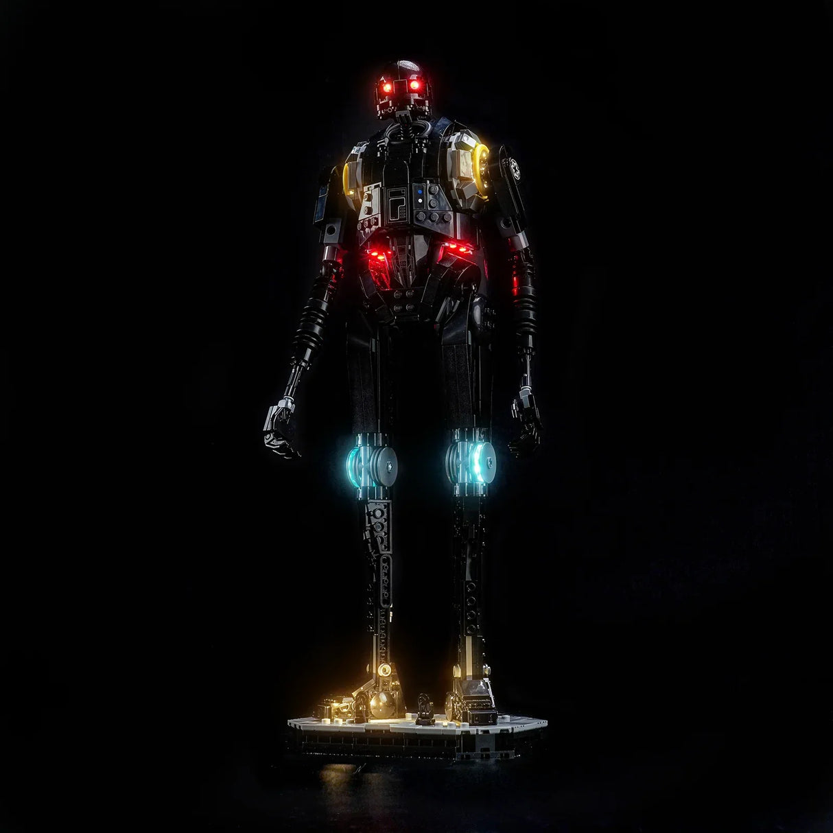 Ein schwarzer Roboter mit roten Augen und leuchtenden blauen und gelben Lichtern auf schwarzem Hintergrund