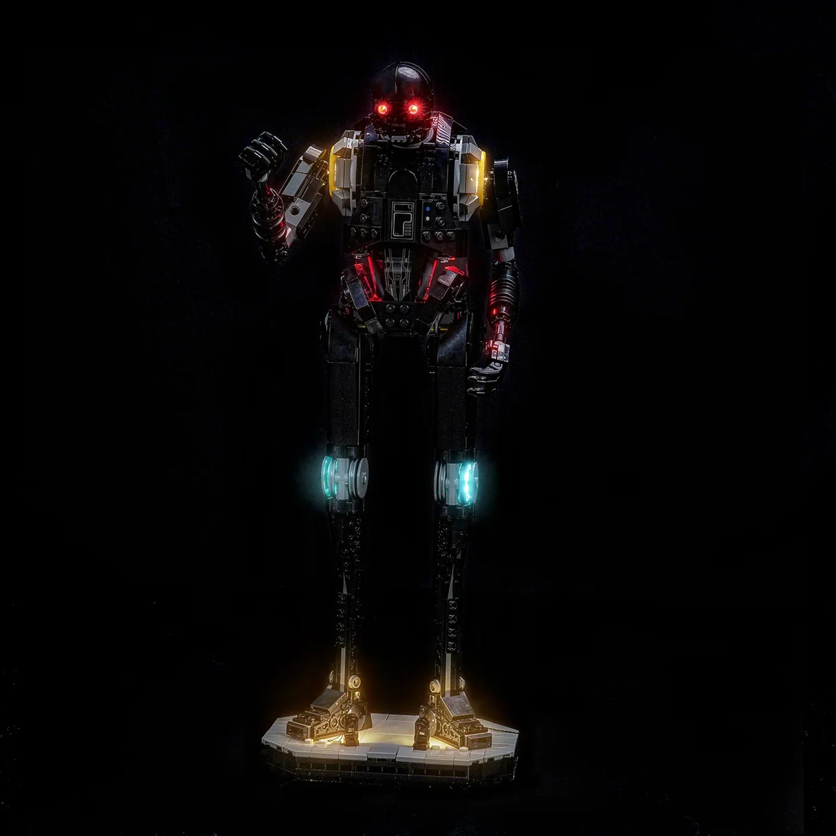 Ein schwarzer Roboter mit leuchtend roten Augen und farbigen Lichtern an Armen und Beinen