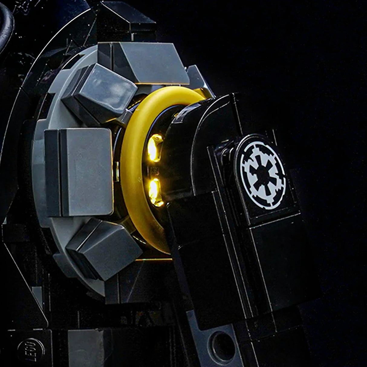 Nahaufnahme eines LEGO Star Wars AT-AT-Modells mit leuchtenden gelben Lichtern und dem imperialen Logo