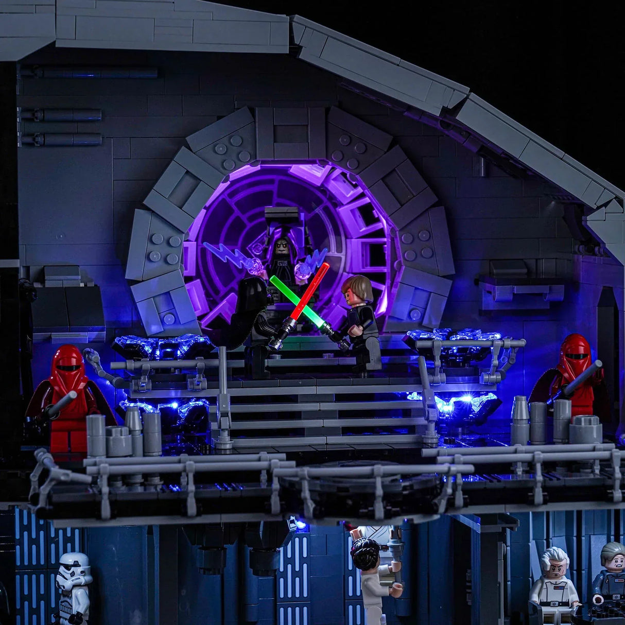 Lego Star Wars Figuren Darth Vader und Luke Skywalker im Kampf mit Lichtschwertern