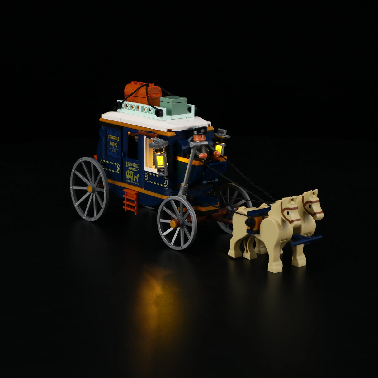 Lego Postkutsche mit zwei Pferden und Kutscher auf schwarzem Hintergrund