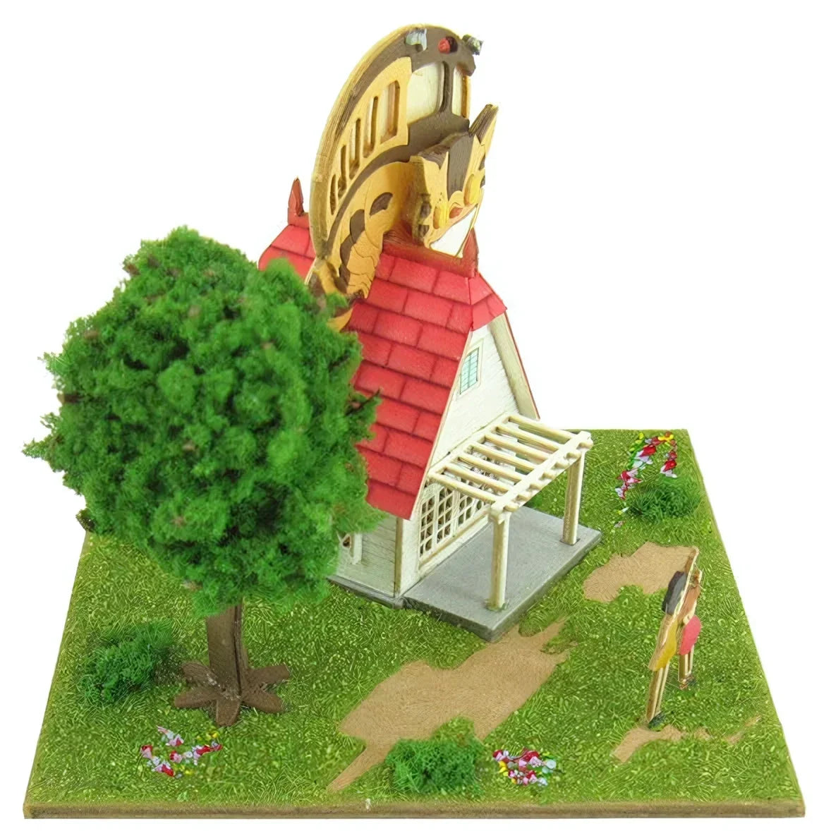 Modellhaus mit rotem Dach, Veranda, Baum und Totoro-Figur auf dem Dach