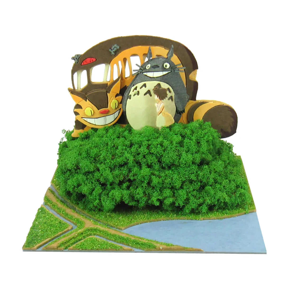 Totoro und Catbus Figuren auf einem grünen Hügel mit einem Fluss und Wegen