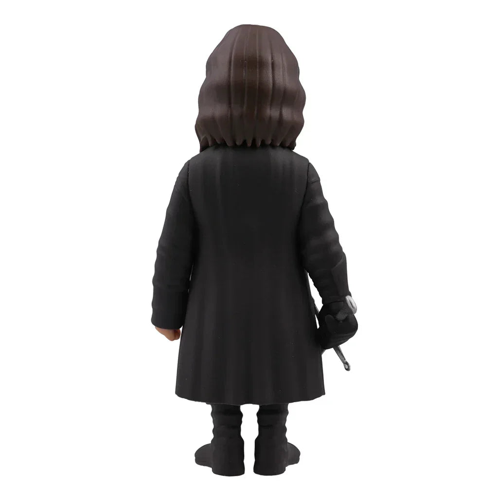 Rückansicht einer Figur mit langen braunen Haaren, schwarzem Mantel und Stiefeln, die ein Schwert hält