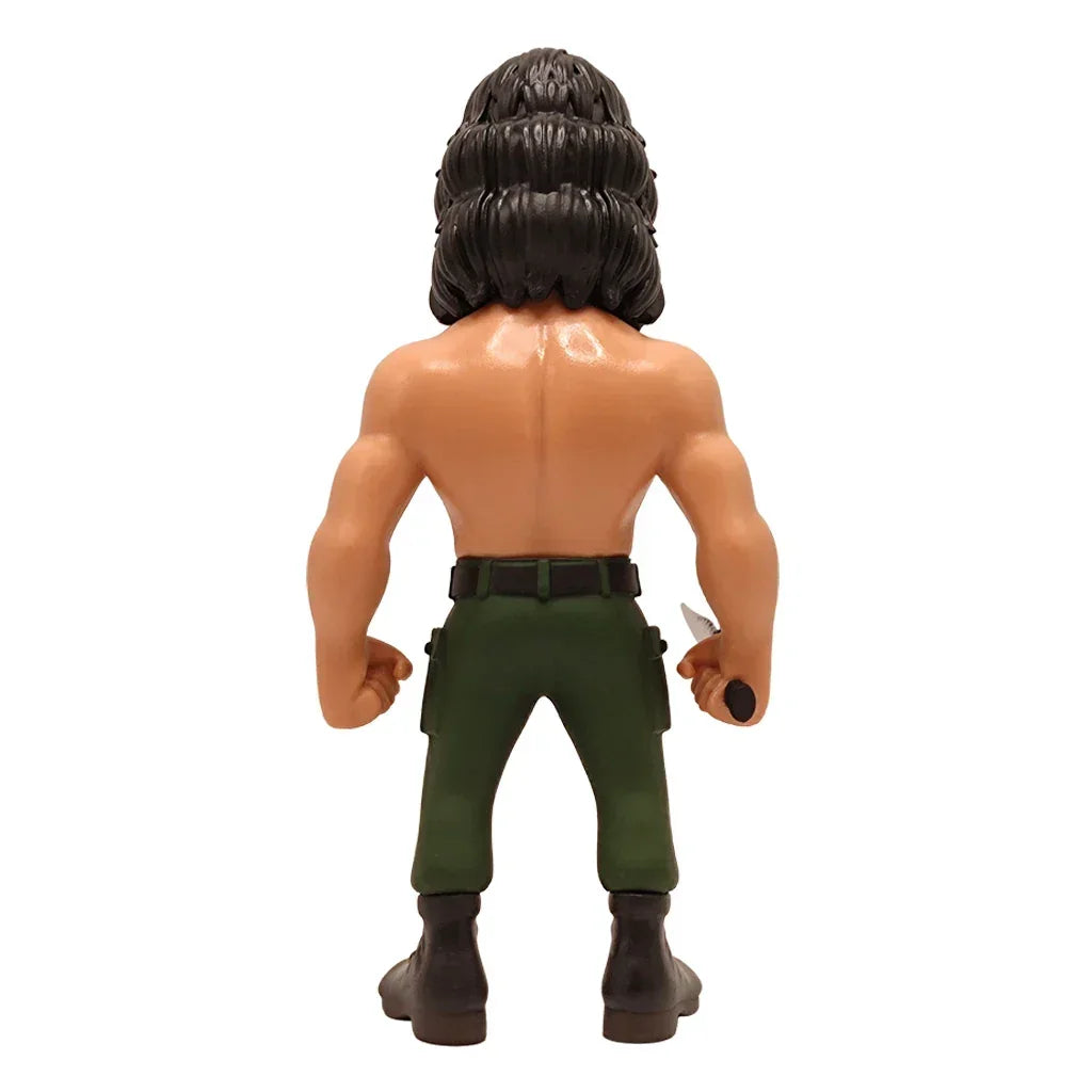 Rambo Actionfigur von hinten, mit langen Haaren, nacktem Oberkörper, grüner Hose und Stiefeln