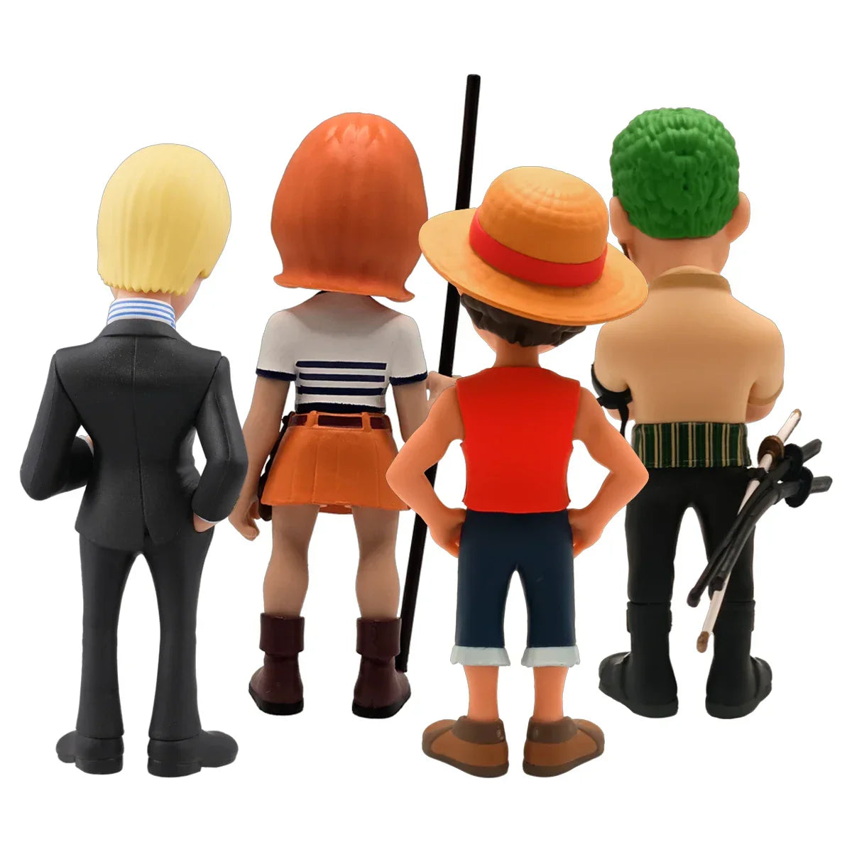Vier One Piece Figuren von hinten, darunter Ruffy mit Strohhut und Sanji im Anzug