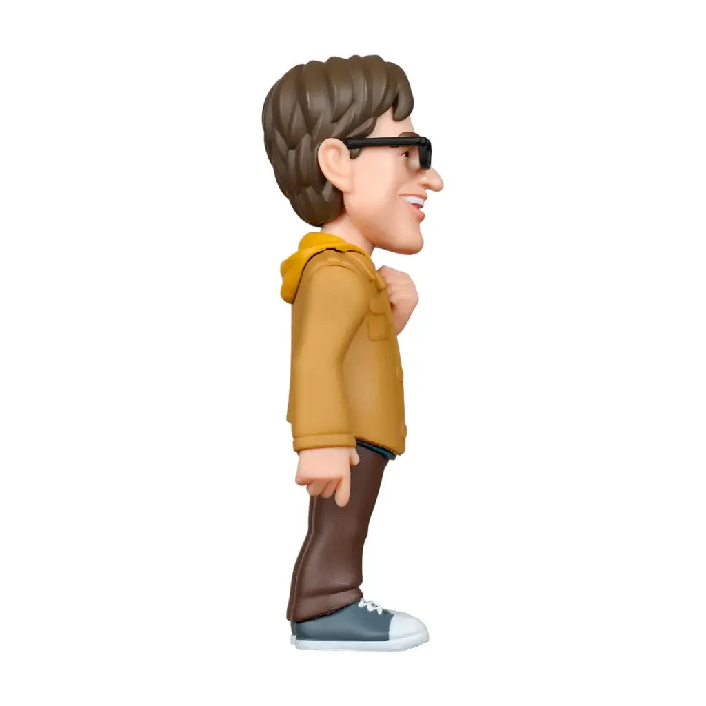 Seitenansicht der YouTooz Figur von Scott The Woz mit braunen Haaren, Brille, gelbem Hoodie und brauner Jacke