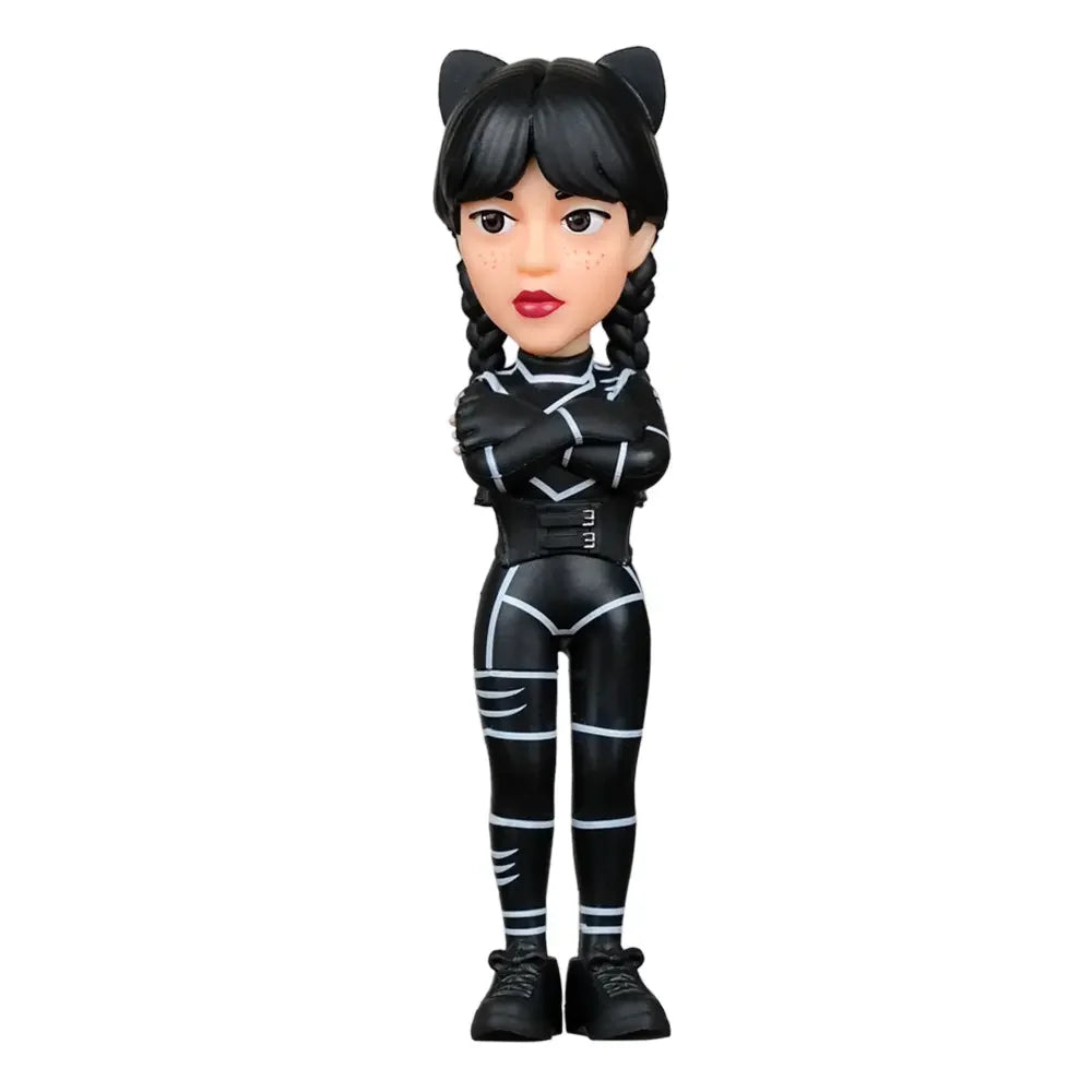 Wednesday Addams Figur mit Katzenohren und schwarzem Anzug