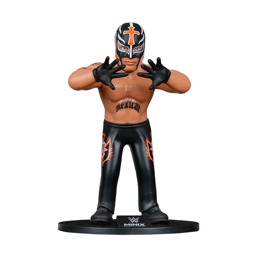 Rey Mysterio Figur mit schwarzer Maske und orangefarbenem Kreuz, schwarze Hose mit orangefarbenen Flammen