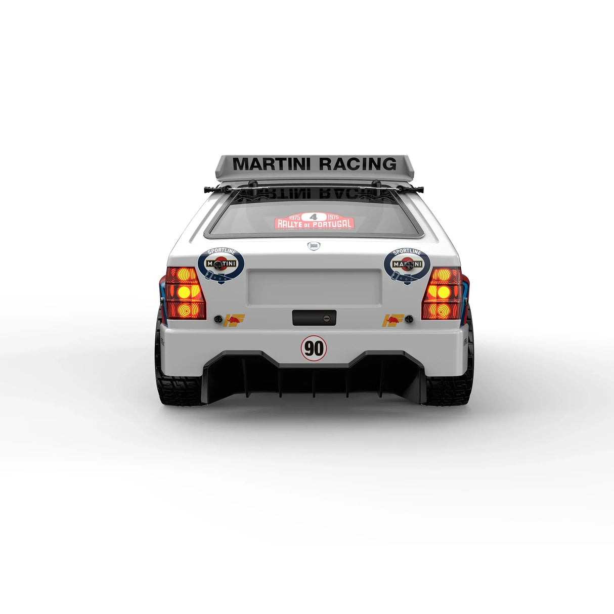 Heckansicht eines weißen Martini Racing Rallyeautos mit roten Rücklichtern und Martini Racing Logo