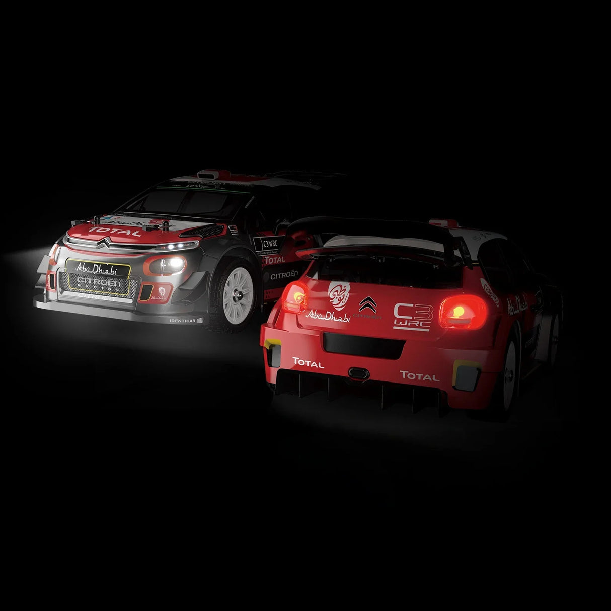 Zwei Modellautos, ein roter und ein grauer Citroën C3 WRC, mit leuchtenden Scheinwerfern und Rücklichtern