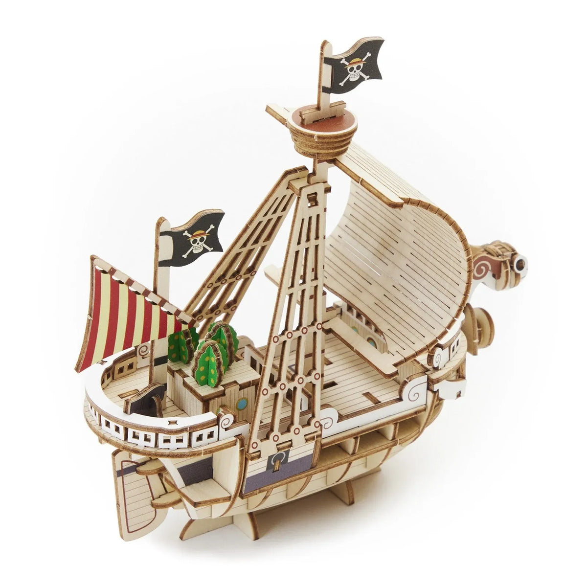 Holzmodell eines Piratenschiffs mit Totenkopfflaggen und gestreiften Segeln