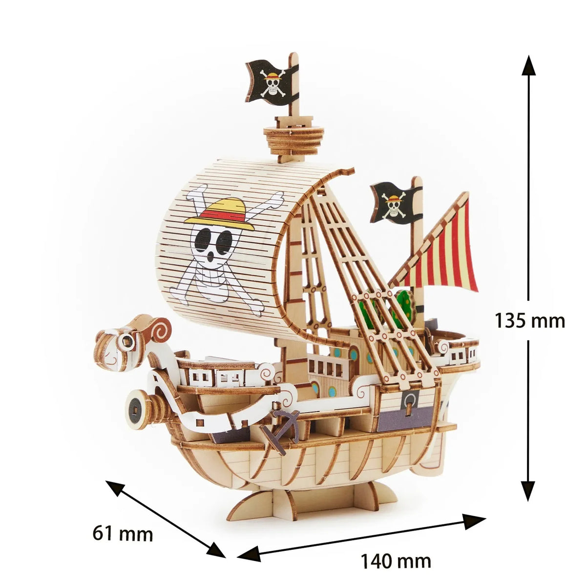 Holzmodell eines Schiffes mit Piratenflaggen und einem Totenkopf auf dem Segel, daneben Maße