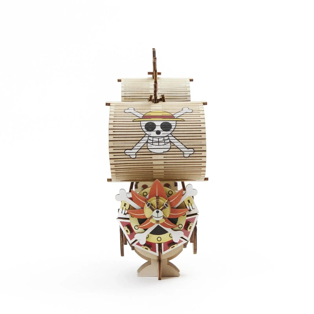 Holzmodell des Schiffes Thousand Sunny aus One Piece mit Jolly Roger Segel