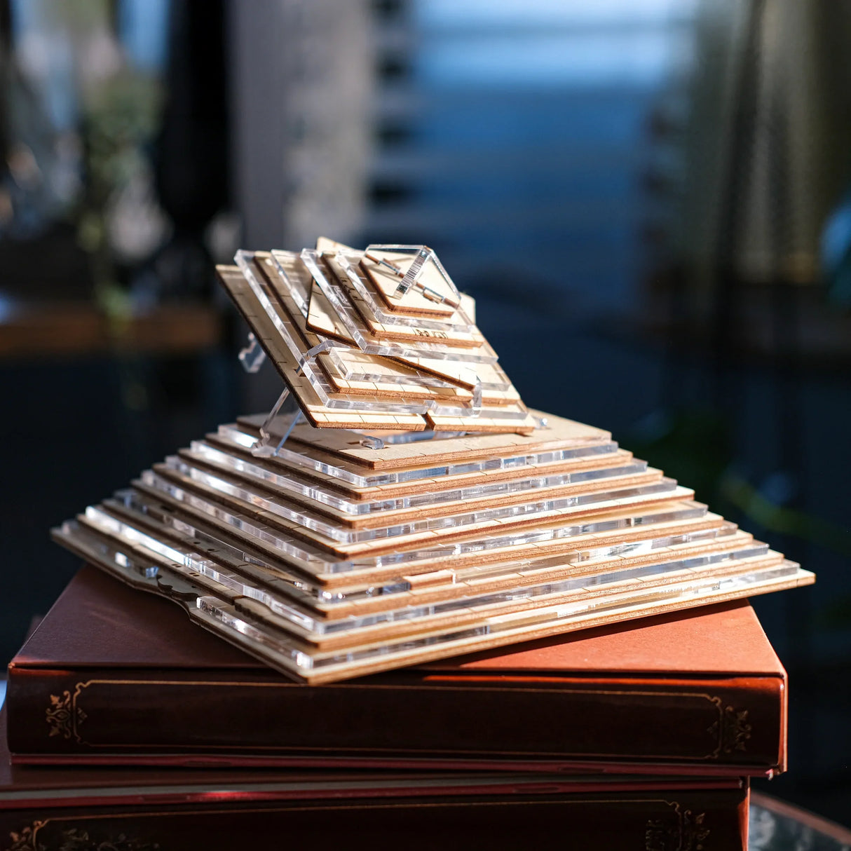 Pyramide de la Quête (Édition Spéciale) - Boîte à énigmes en plexiglas et bois
