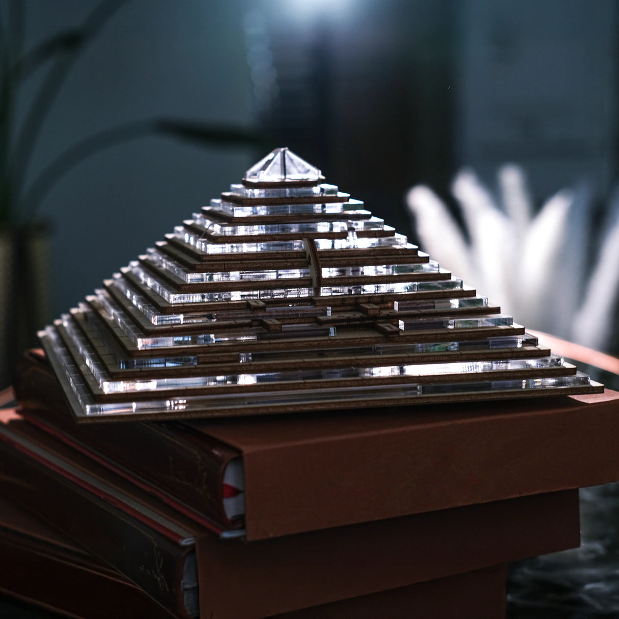 Pyramide de la Quête (Édition Spéciale) - Boîte à énigmes en plexiglas et bois
