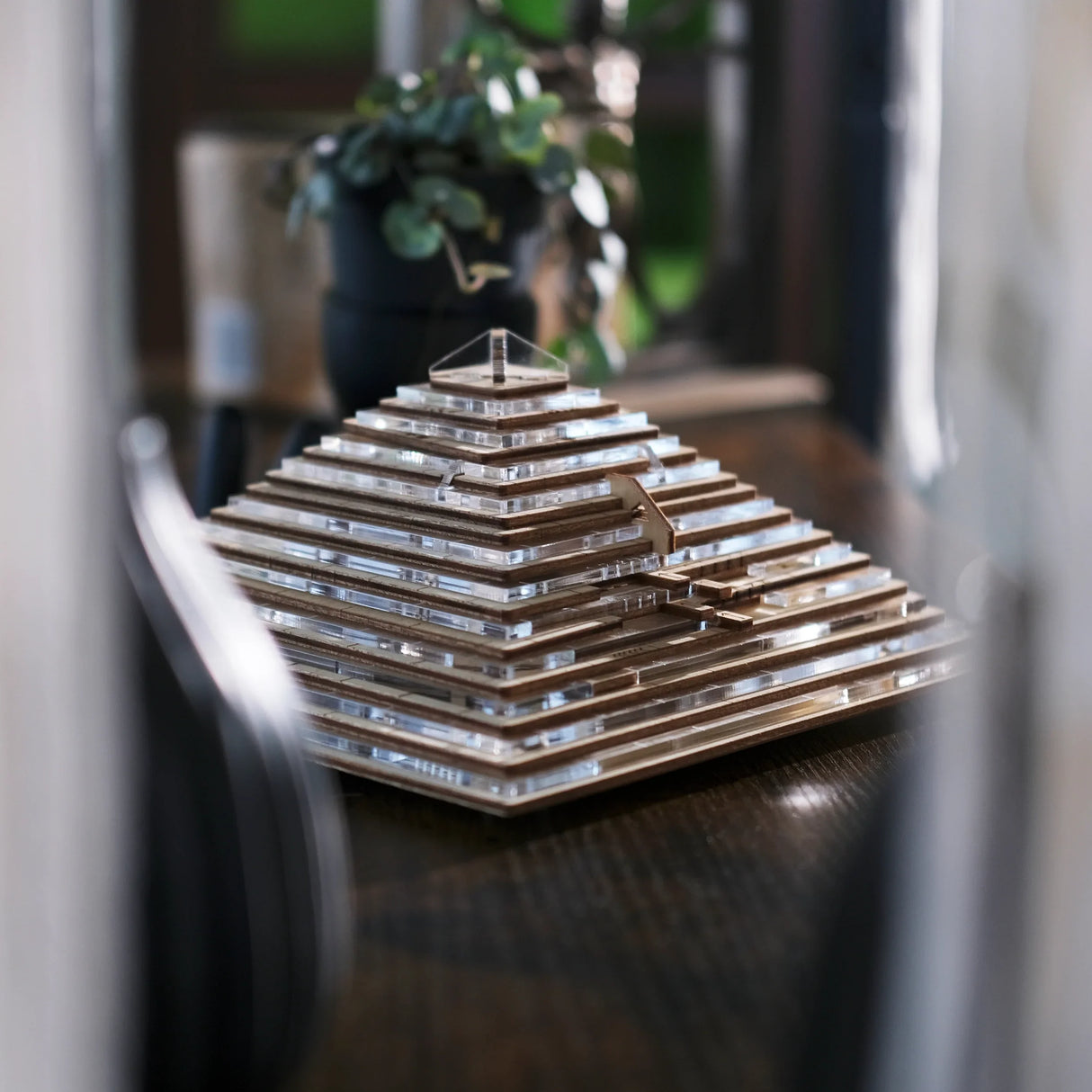 Pyramide de la Quête (Édition Spéciale) - Boîte à énigmes en plexiglas et bois
