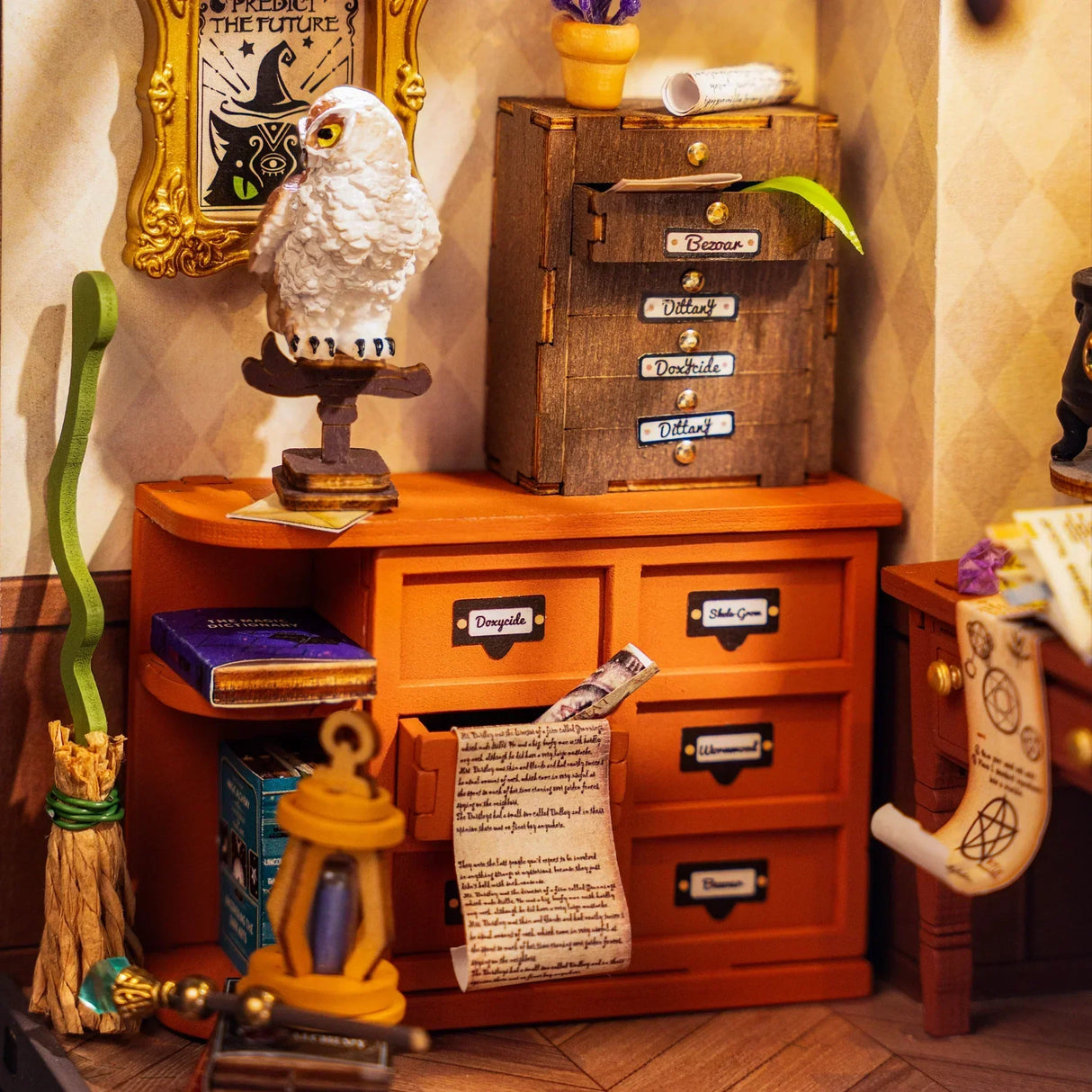 Miniatur-Schreibtisch mit Eulenfigur, Besen, Laterne und Schriftrollen