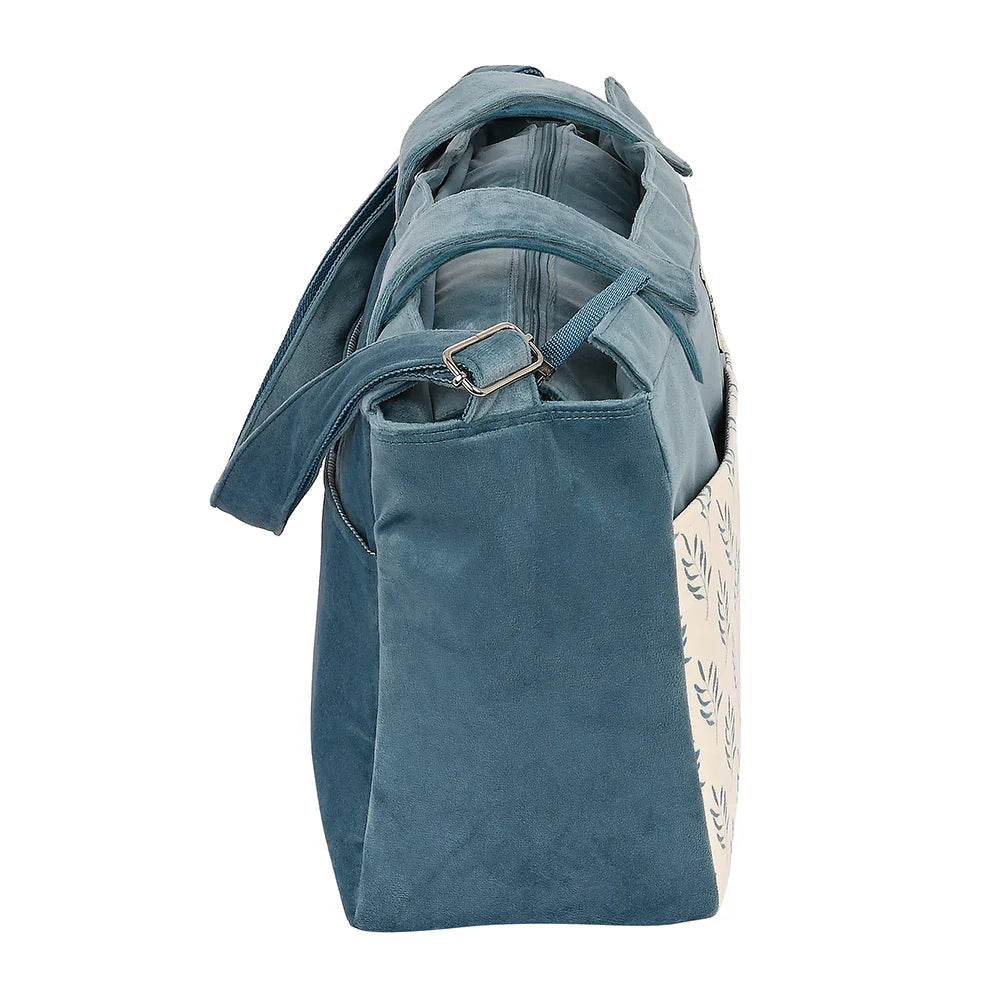 Blaue Wickeltasche mit verstellbarem Riemen und Blattmuster an der Seite