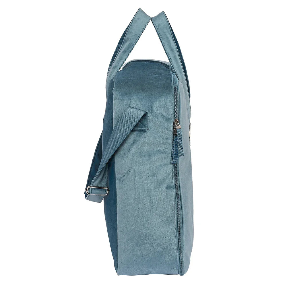 Blaue Samttasche mit Reißverschluss und verstellbarem Riemen