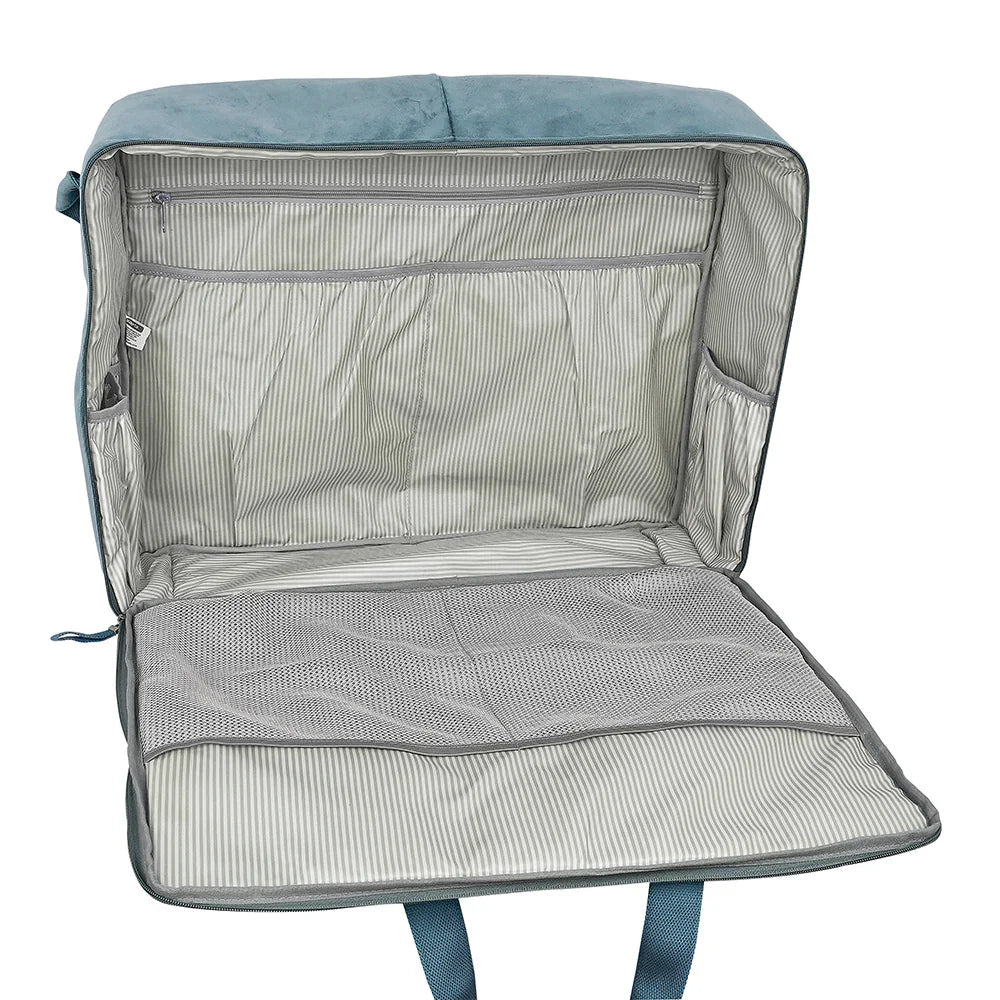 Offene blaue Wickeltasche mit gestreiftem Innenfutter und mehreren Fächern