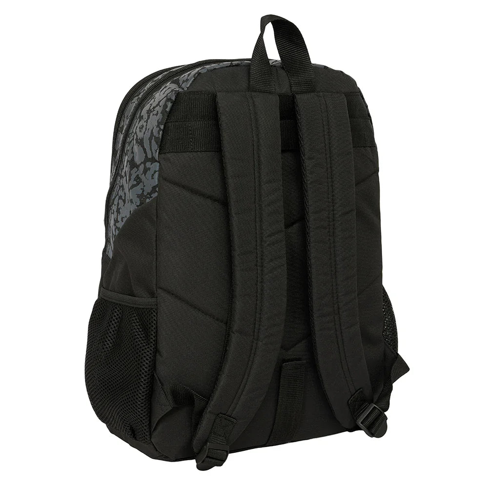 Rückansicht eines schwarzen Rucksacks mit gepolsterten Trägern und einem gemusterten oberen Bereich