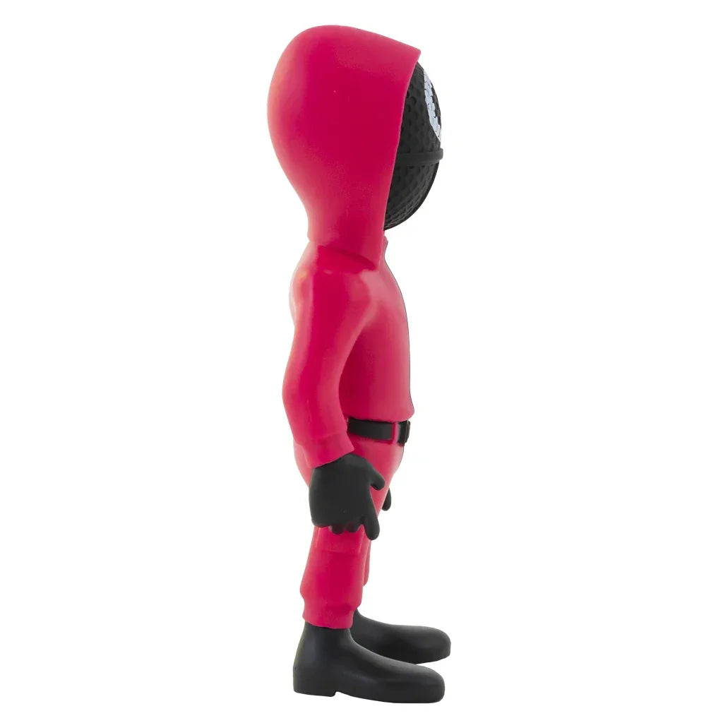 Seitenansicht einer roten Squid Game Figur mit Kapuze und schwarzer Maske