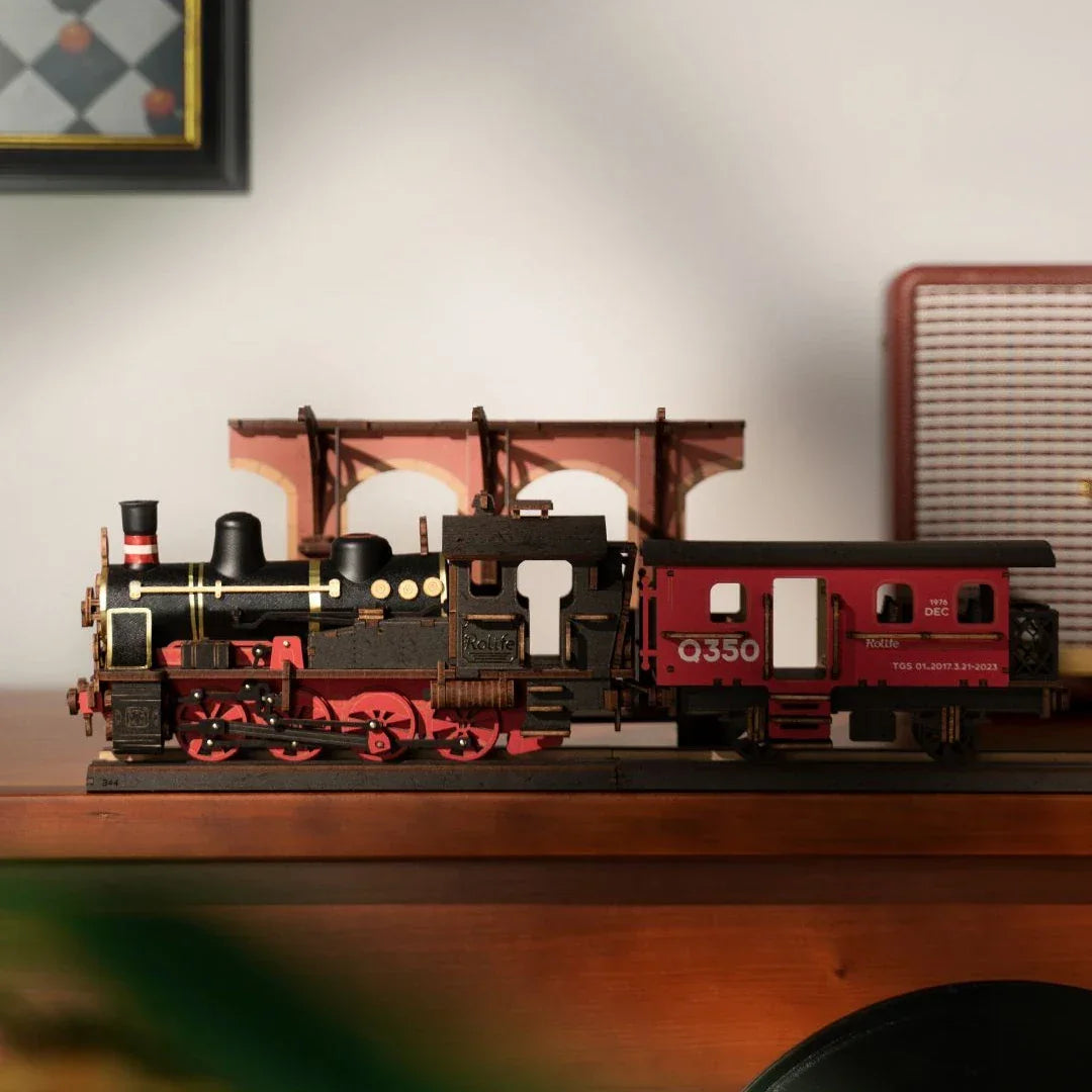 Modell einer schwarzen und roten Dampflokomotive mit einem roten Waggon auf einem Holzregal