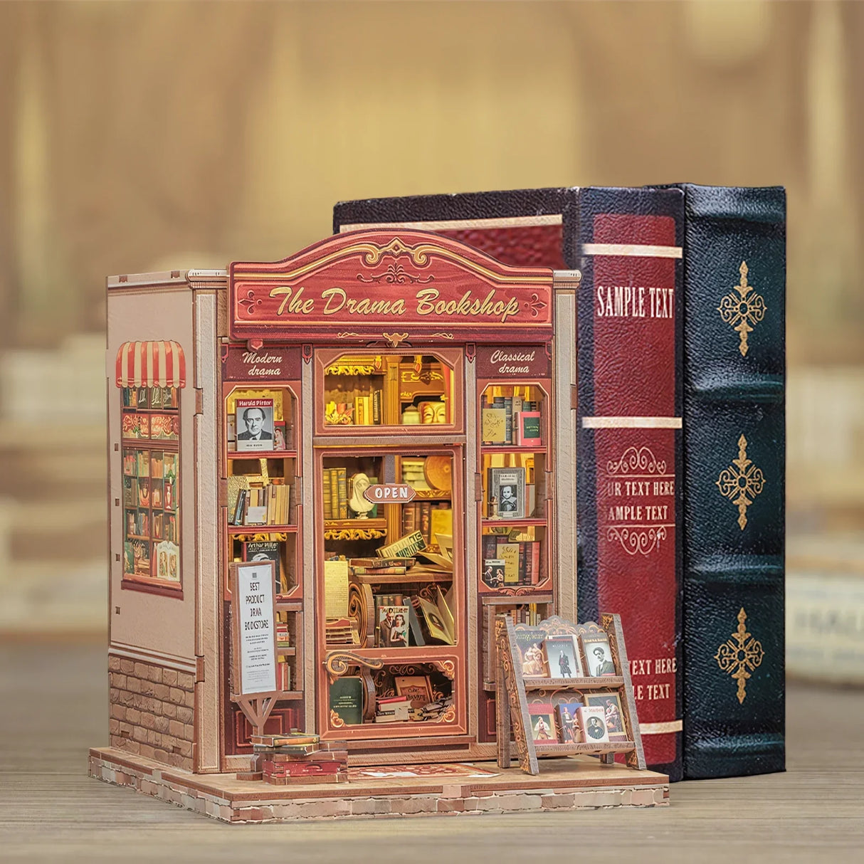 Miniatur-Buchhandlung mit beleuchteten Regalen und zwei großen Büchern im Hintergrund