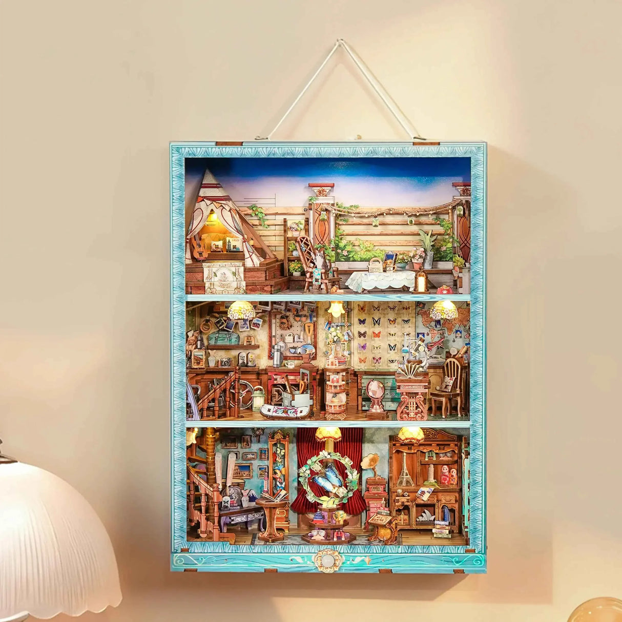 Ein dreistöckiges Miniatur-Puppenhaus mit detaillierten Möbeln und Dekorationen