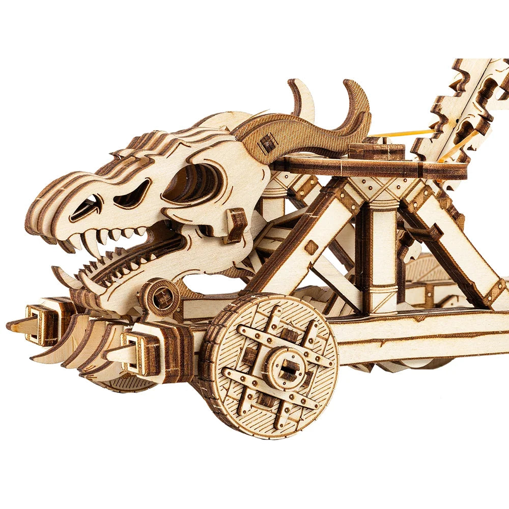 WoodTrick Dragonskull Katapult Holzmodell in perspektivischer Ansicht mit funktionsfähigem Wurfarm