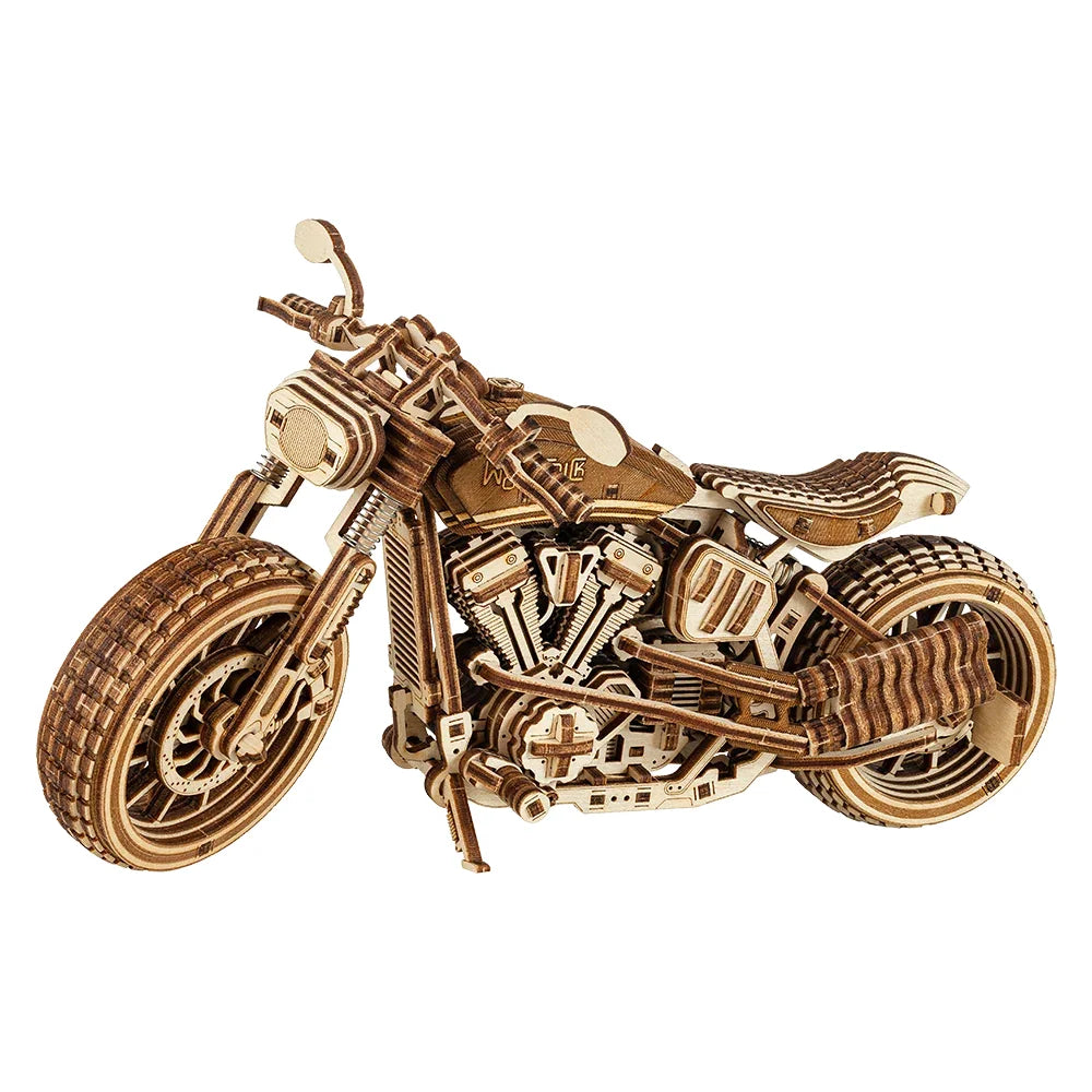 WoodTrick Motorrad Iron Pony 3D-Holzbausatz Cruiser mit V-Motor und Speichenrädern in Seitenansicht