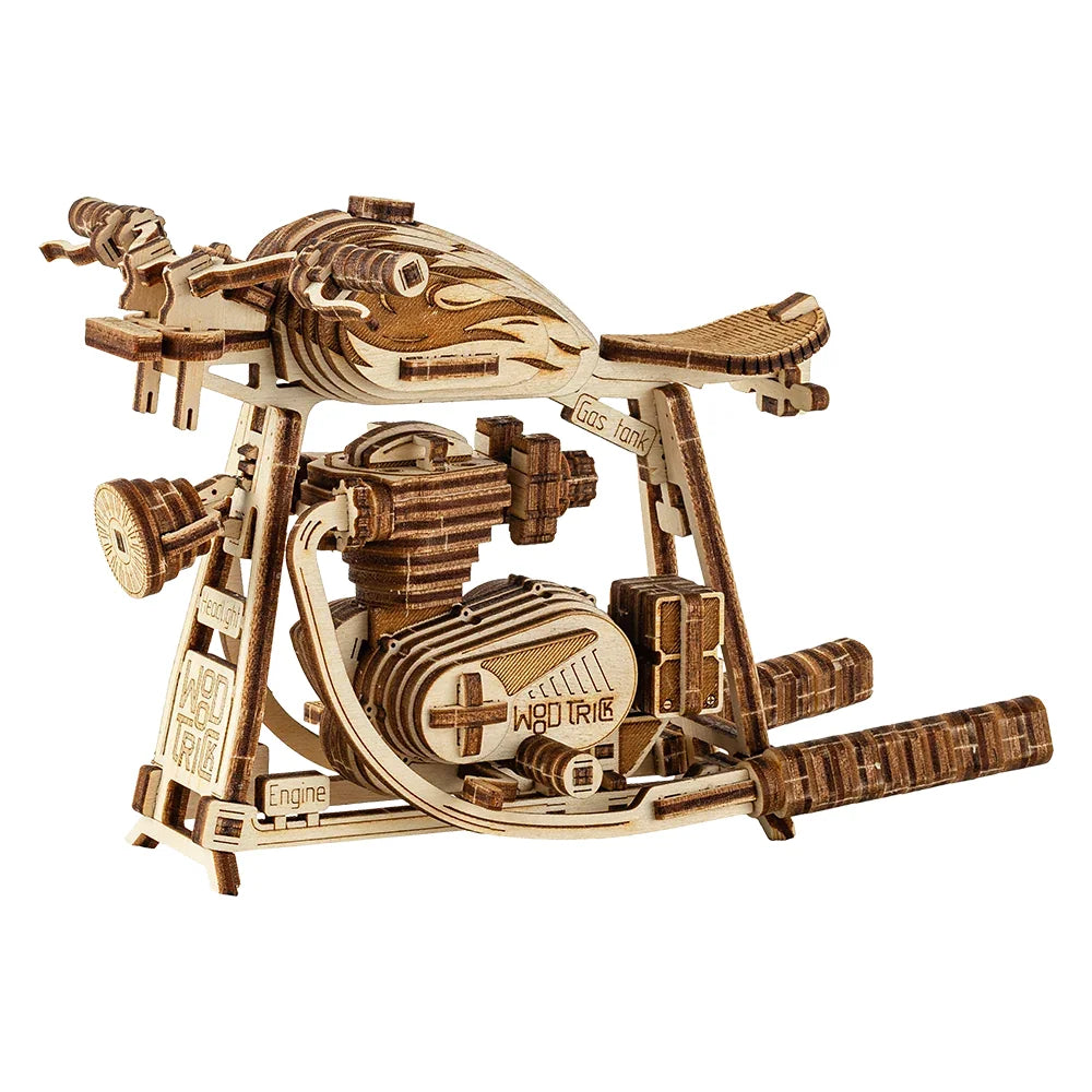 Detailaufnahme des Motors und Tanks mit Beschriftung des WoodTrick Iron Pony Holzbausatzes