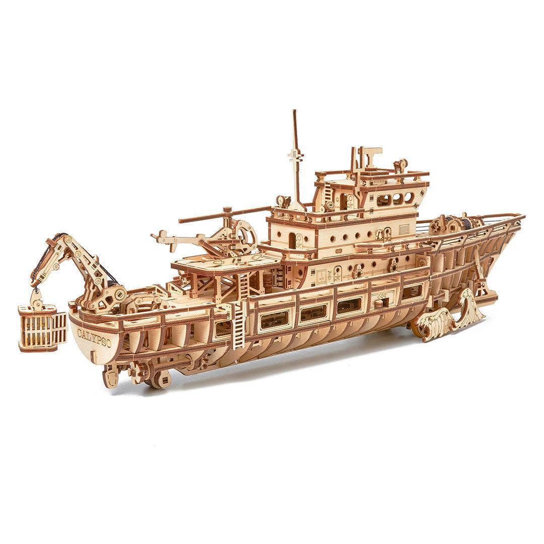 Wood Trick Forschungsschiff 3D-Holzmodell – Heckansicht mit ausfahrbarem Kran, Forschungs-Tauchboot und Hubschrauber auf dem Deck.