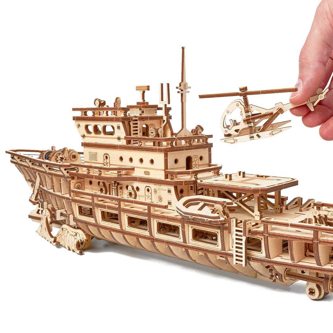 Wood Trick Forschungsschiff 3D-Holzpuzzle – Detailaufnahme des abnehmbaren Mini-Helikopters auf dem bordeigenen Landedeck.