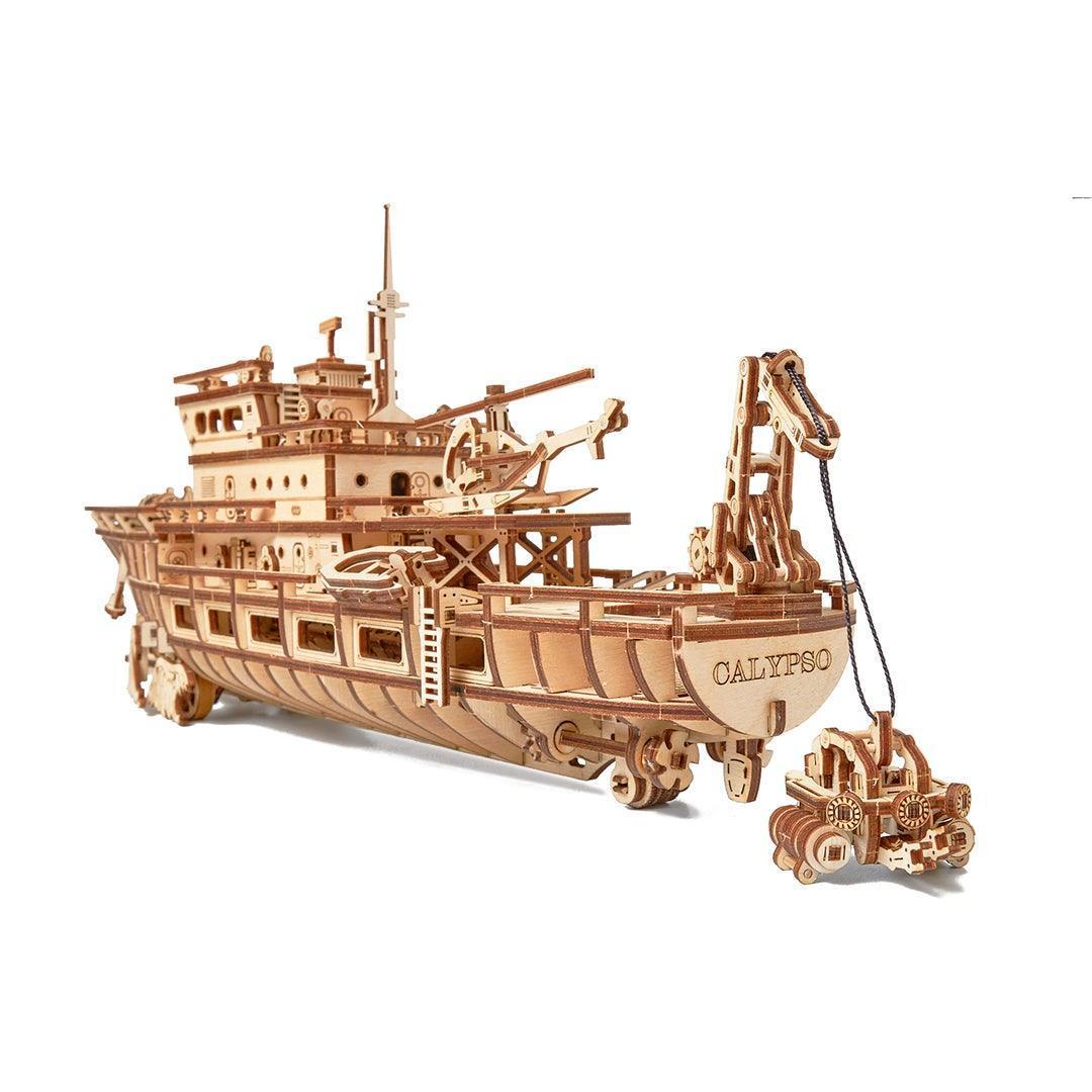 WoodTrick Forschungsschiff Modellbau aus Holz – Rückansicht auf das detaillierte Heck und das abgelassene U-Boot.