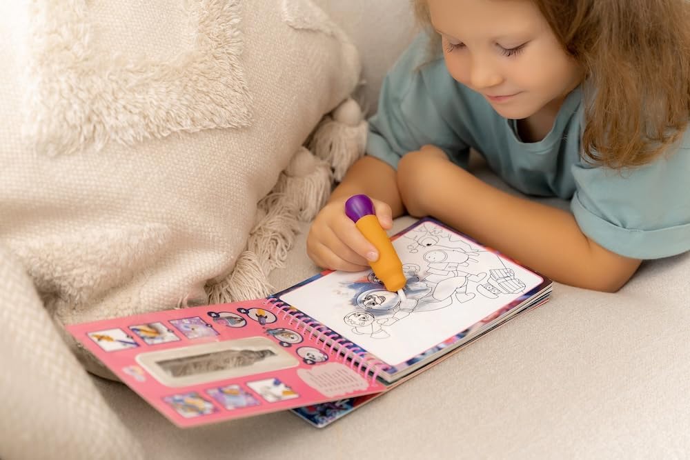Ein Kind malt gemütlich auf dem Sofa mit dem magischen Wasserstift im QwiToy Playbook. 58347556241792 58347556274560 58347556307328 58347556340096