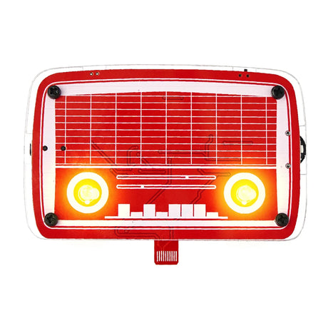 Rote Leiterplatte in Form eines Oldtimer Kühlergrills mit zwei leuchtenden gelben LED Scheinwerfern