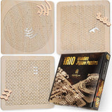 Die drei quadratischen Holzrätsel-Platten des Wooden Trio Sets (Labyrinth, Wabe, Kurven) übersichtlich angeordnet neben der Produktverpackung.