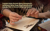 Eine Person setzt konzentriert das kreisförmige Holz-Labyrinth des Wooden Trio Puzzles zusammen zur Förderung von Feinmotorik und Geduld.