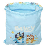 Hellblauer Turnbeutel mit Bluey und Bingo, weißen Sternen und dem Bluey-Logo