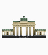 Brandenburger Tor aus Klemmbausteinen in der Frontansicht mit Säulen, Quadriga und Namensschild